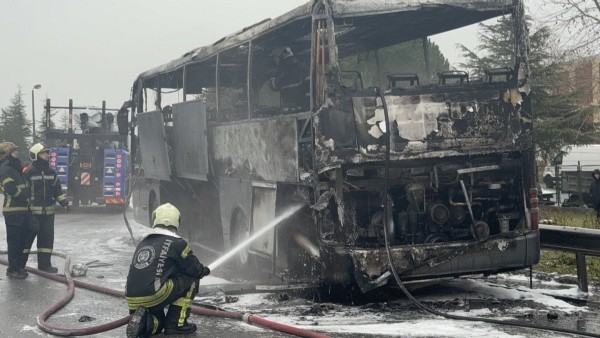 TEM Otoyolu’nda Otobüs Yangını! Dikkatli Yolcu Facianın Önüne Geçti