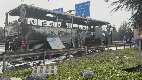 TEM Otoyolu’nda Otobüs Yangını! Dikkatli Yolcu Facianın Önüne Geçti