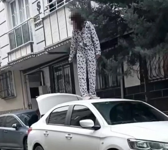 Sinir Krizi Geçiren Kadın Otomobilin Üstüne Çıktı!