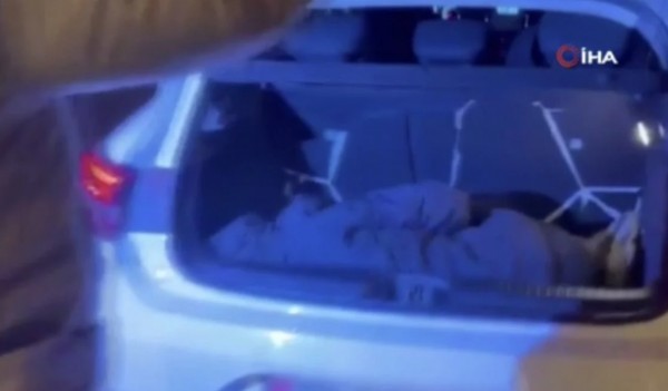 Bagajda İnsan Kaçakçılığı! Polis Yakaladı...