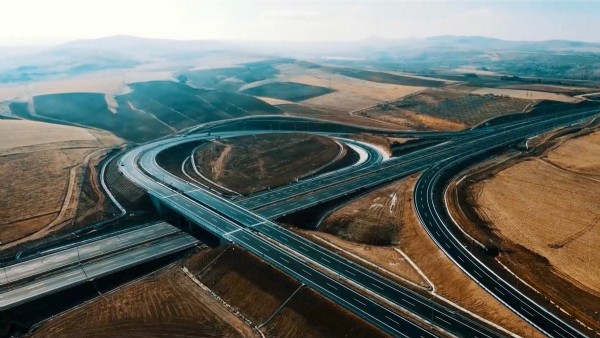 Yollarda Tarihi Seviye! 'Bölünmüş Yol Uzunluğumuzu 30 Bin 49 Kilometreye Ulaştı'