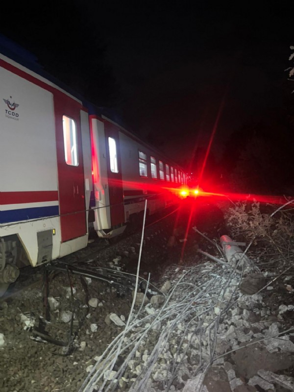 Toprak Kayması Meydana Geldi! Tren Raydan Çıktı