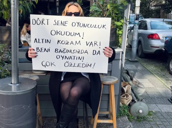 Ünlü Oyuncudan Pankartlı Tepki!