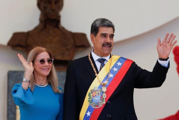 Trump açıkladı! Maduro ve eşi yakalanarak ülke dışına çıkarıldı