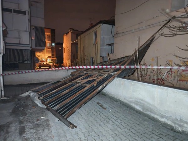 Denizli'de Fırtına! Ağaçlar Devrildi