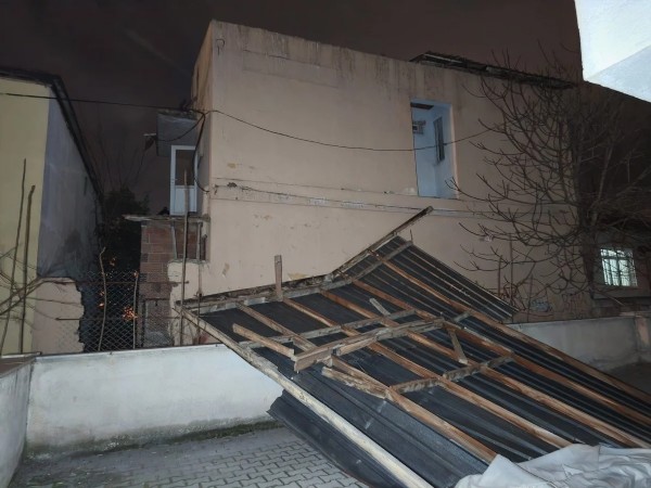 Denizli'de Fırtına! Ağaçlar Devrildi