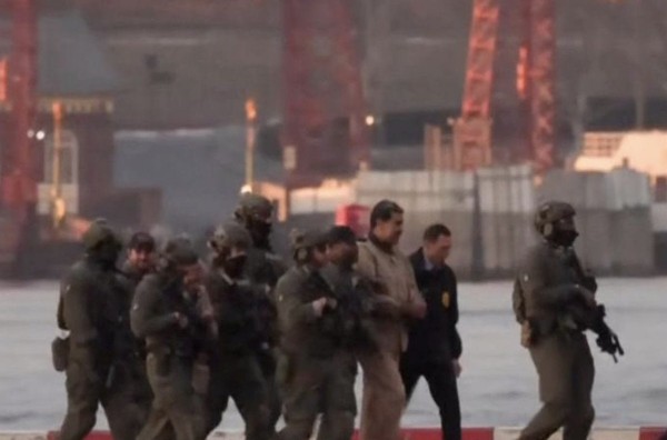 Tarihe geçen anlar! Maduro, helikopterle ABD Mahkemesi'ne götürüldü