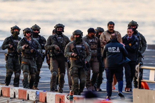 Tarihe geçen anlar! Maduro, helikopterle ABD Mahkemesi'ne götürüldü