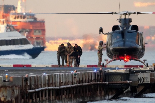 Tarihe geçen anlar! Maduro, helikopterle ABD Mahkemesi'ne götürüldü