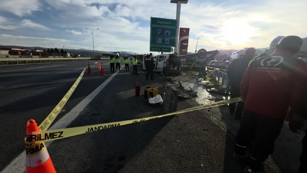 TEM'de feci kaza! Bariyerlere ok gibi saplandı