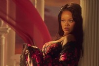 Rihanna’dan Sevgililer Günü pozları