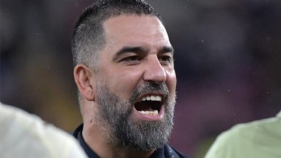 Yarım kilo altın taktı