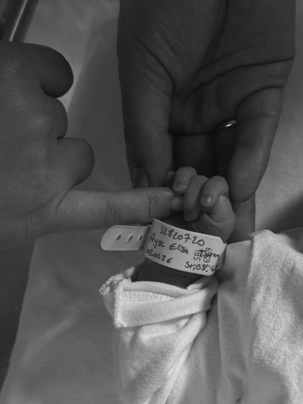 Yarım kilo altın taktı