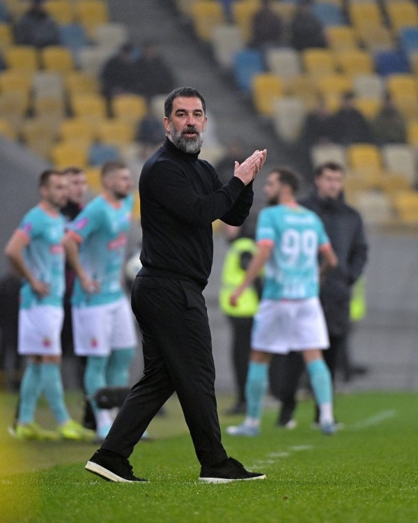 Yarım kilo altın taktı