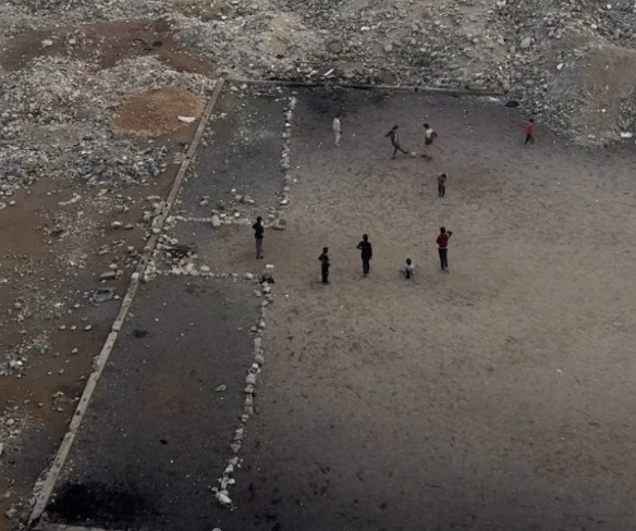 Şam'ın Enkazında Futbol Oynayan Çocuklar!