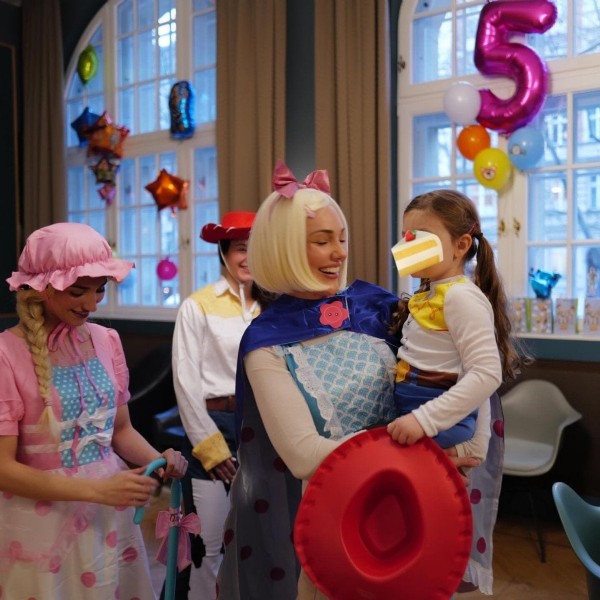 Kızının doğum gününde prenses oldu