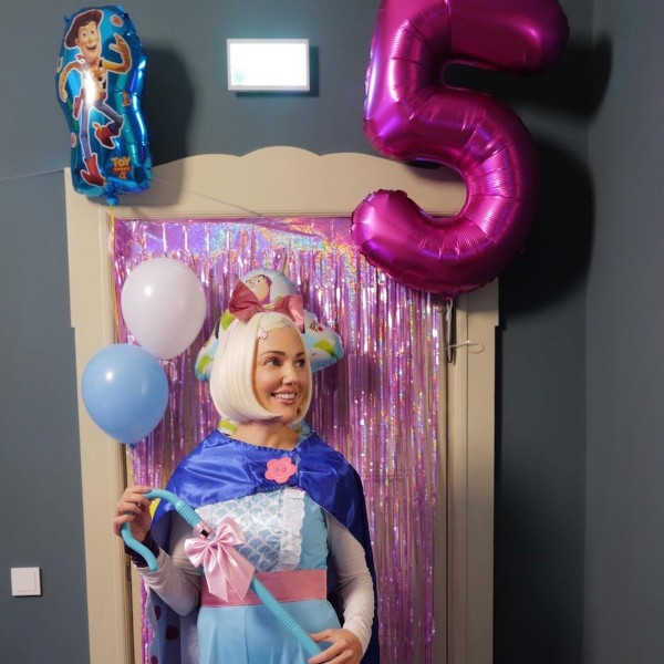 Kızının doğum gününde prenses oldu