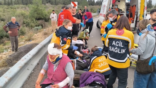 Antalya'da Feci Kaza! Otobüs Devrildi...