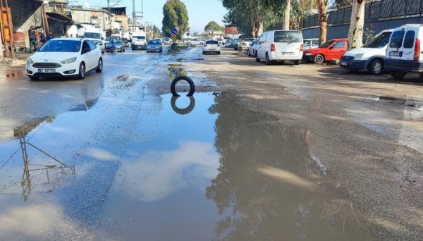 Yoldaki Çukurlara Vatandaştan Önlem!