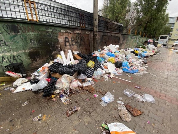 İzmir'de Çöp Dağları! Grev Bitti Çile Bitmedi