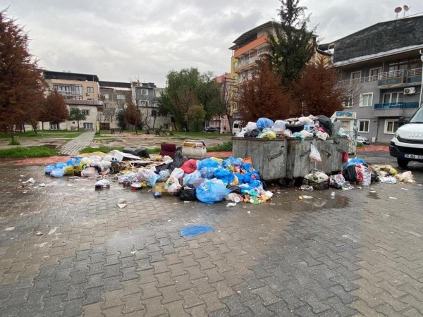 İzmir'de Çöp Dağları! Grev Bitti Çile Bitmedi