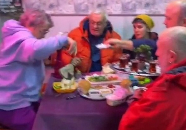 Bu Kahvede Çay İçmek Yürek İster!