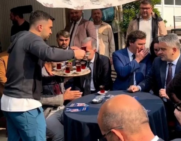 Bu Kahvede Çay İçmek Yürek İster!