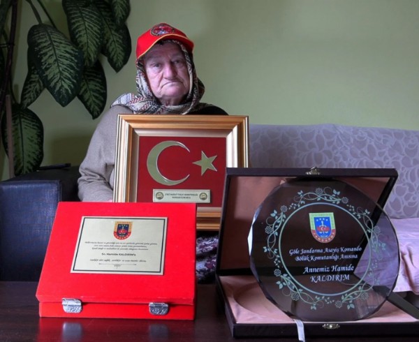 Trabzon'dan Mehmetçiğe Çorap Örüyor!