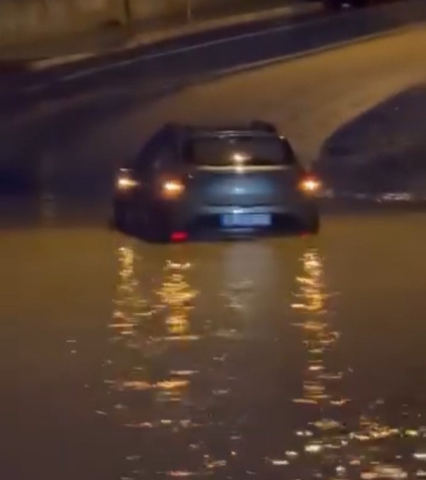 CHP'li Belediye Yine Sınıfta Kaldı! Caddeler Suyla Doldu