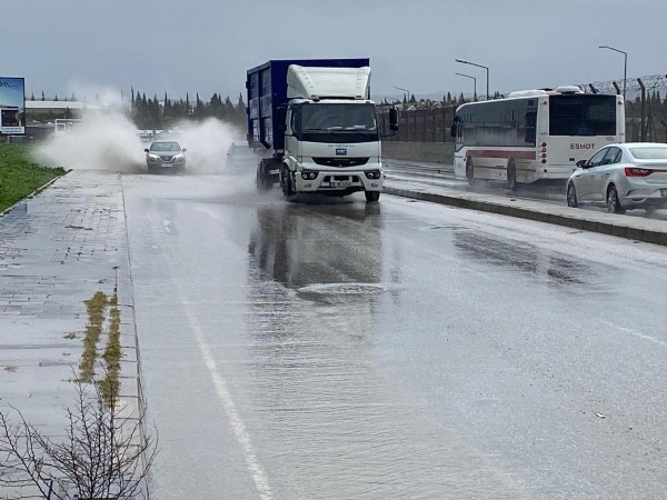 CHP'li Belediye Yine Sınıfta Kaldı! Caddeler Suyla Doldu
