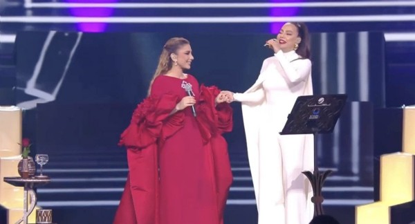 Konserinde Şarkıları Arapça Söyledi