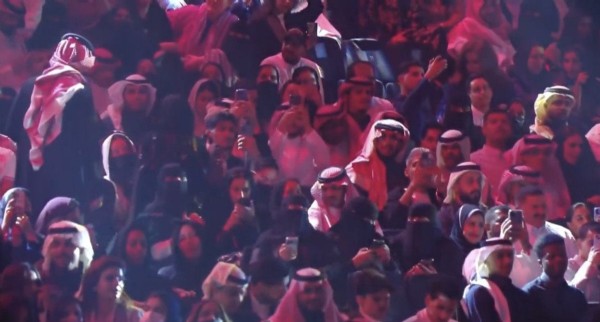 Konserinde Şarkıları Arapça Söyledi