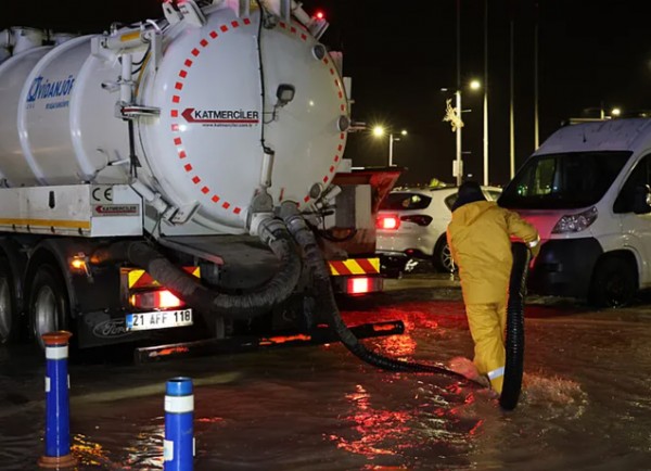 CHP'li İzmir'de Sokaklar Göle Döndü!