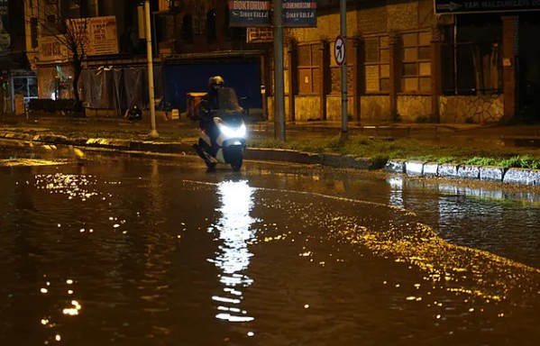 CHP'li İzmir'de Sokaklar Göle Döndü!