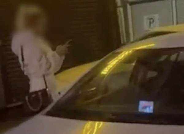 Yolcular Taksiyi Tekmeledi!