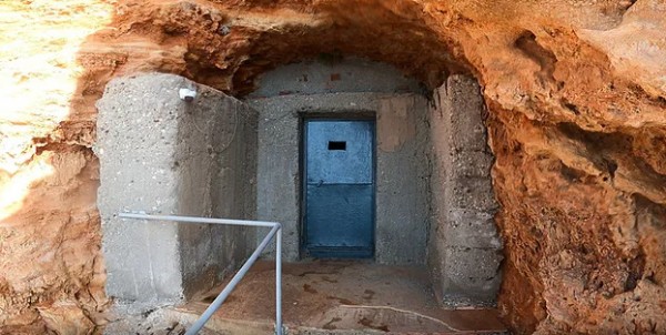 Falezlerde Gizli Oda! Güvenlik Kamerası Bile Var...