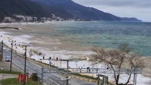 Yalova’da Fırtına! Dev Dalgalar Kıyılara Vurdu