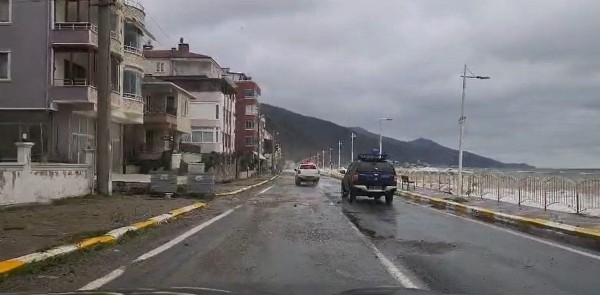 Yalova’da Fırtına! Dev Dalgalar Kıyılara Vurdu