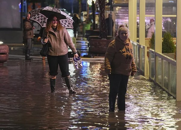 CHP'li İzmir Yine Sele Teslim!