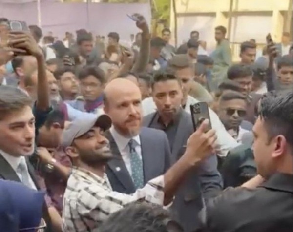 Bilal Erdoğan Arakanlı Müslümanları Ziyaret Etti