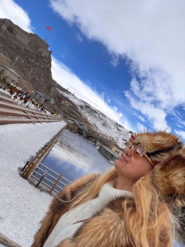 Tuğba Özay Kars'a Gitti