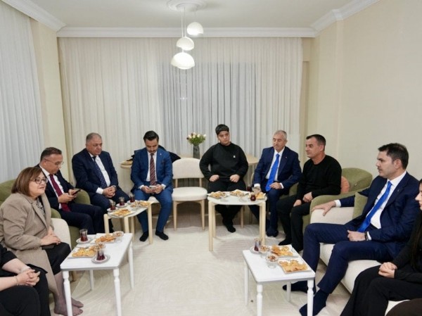 Yüreklere Dokunan Anlar! Murat Kurum Depremzede Ailenin Konuğu Oldu