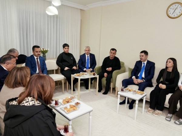 Yüreklere Dokunan Anlar! Murat Kurum Depremzede Ailenin Konuğu Oldu