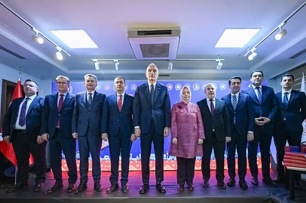 Bakan Ersoy, 'Dünya Dillerinde Türkçe Sözlüğü'nü Kamuoyuna Tanıttı! Kültürel Hafızayı Yansıtan Kapsamlı Bir Çalışma