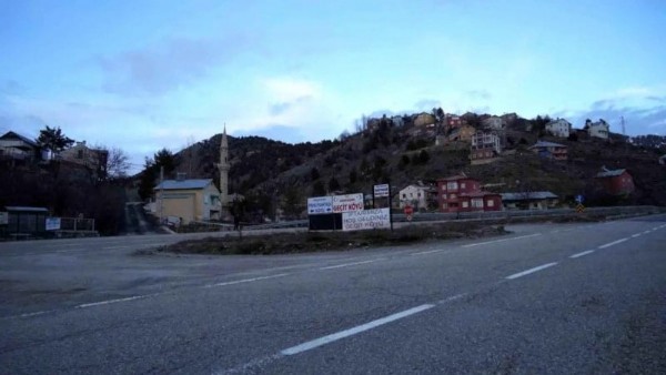 18 Yıldır Sürüyor! Yoldan Geçenleri Tek Tek Çeviriyorlar