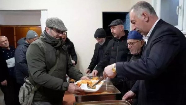 18 Yıldır Sürüyor! Yoldan Geçenleri Tek Tek Çeviriyorlar