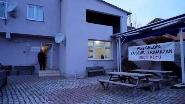 18 Yıldır Sürüyor! Yoldan Geçenleri Tek Tek Çeviriyorlar