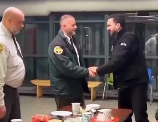 New York'un Müslüman Başkanı Sahuru Polislerle Yaptı!