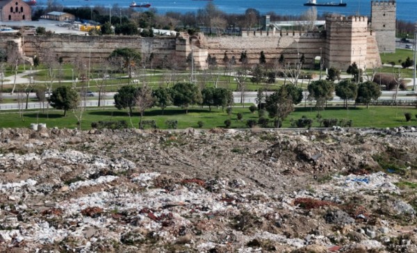 CHP'li Belediye Tarihi Meydanı Moloz Sahasına Çevirdi!