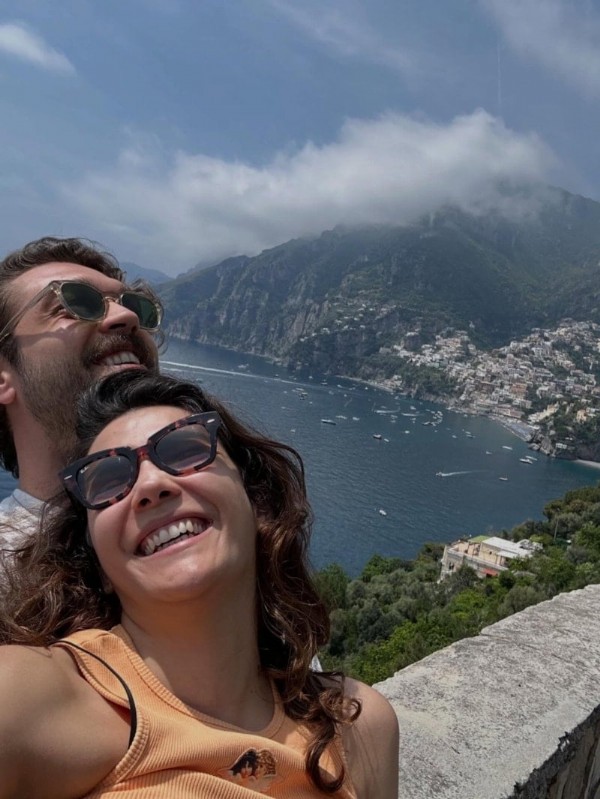 Aşkını İlan Etti